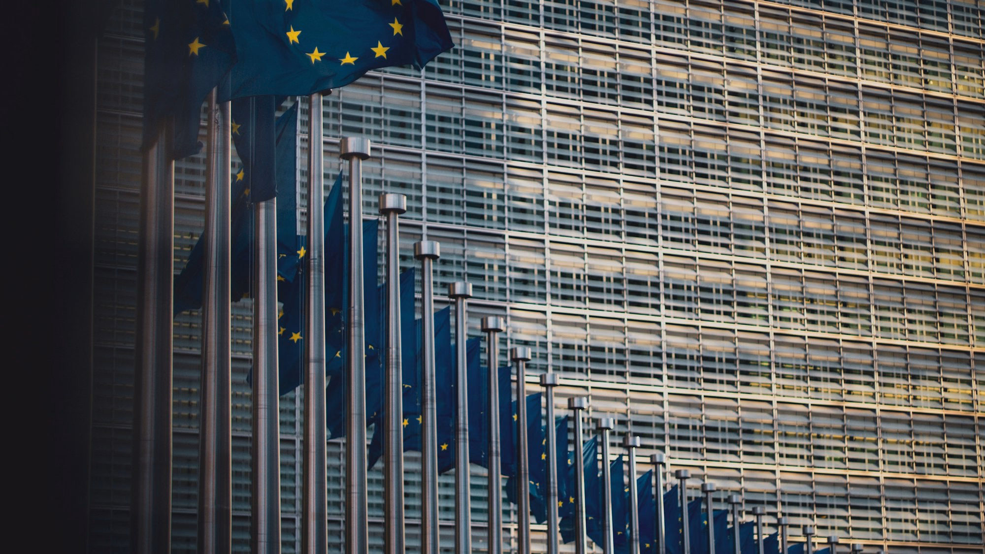 Flaggen der EU-Mitgliedstaaten vor dem Berlaymont-Gebäude in Brüssel – Sinnbild für die Frage nach der Jurisdiktion.