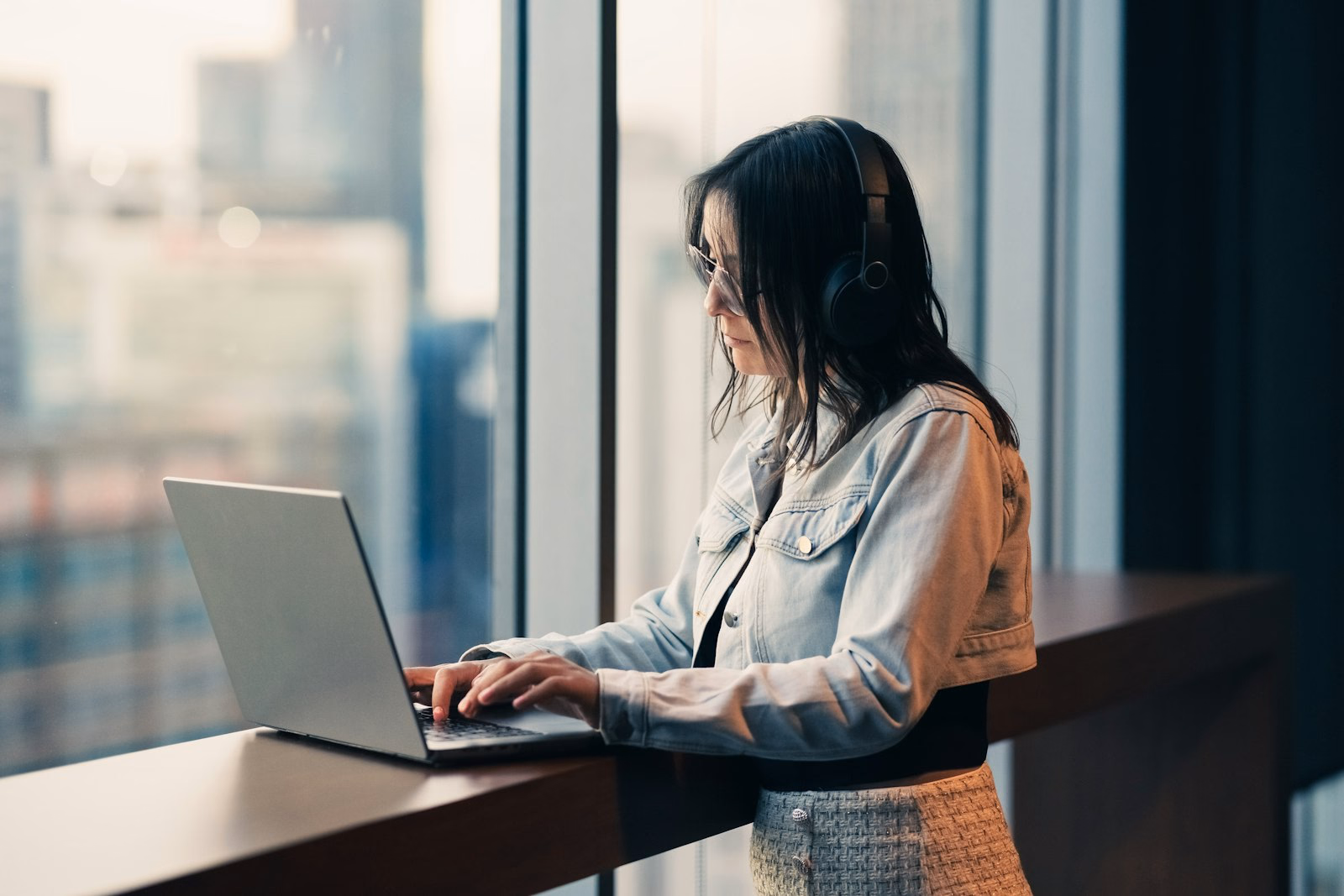 Person nimmt an einem Online-Kurs auf einem aktuellen Laptop teil – digitale Weiterbildung im Alltag.