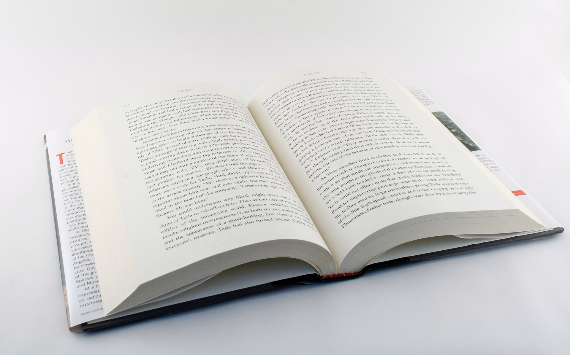 Aufgeschlagenes Buch mit dicht beschriebenen Seiten auf einem hellen Tisch.