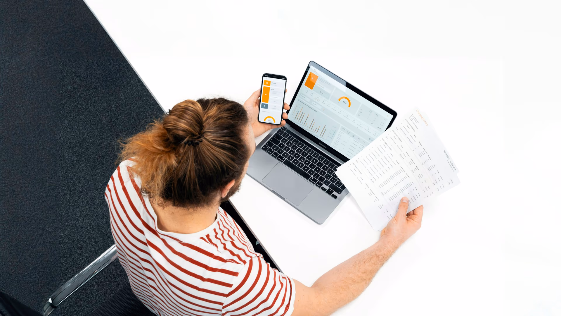 Person vergleicht am Laptop, Smartphone und auf Papier die Konditionen verschiedener MPP-Anbieter.
