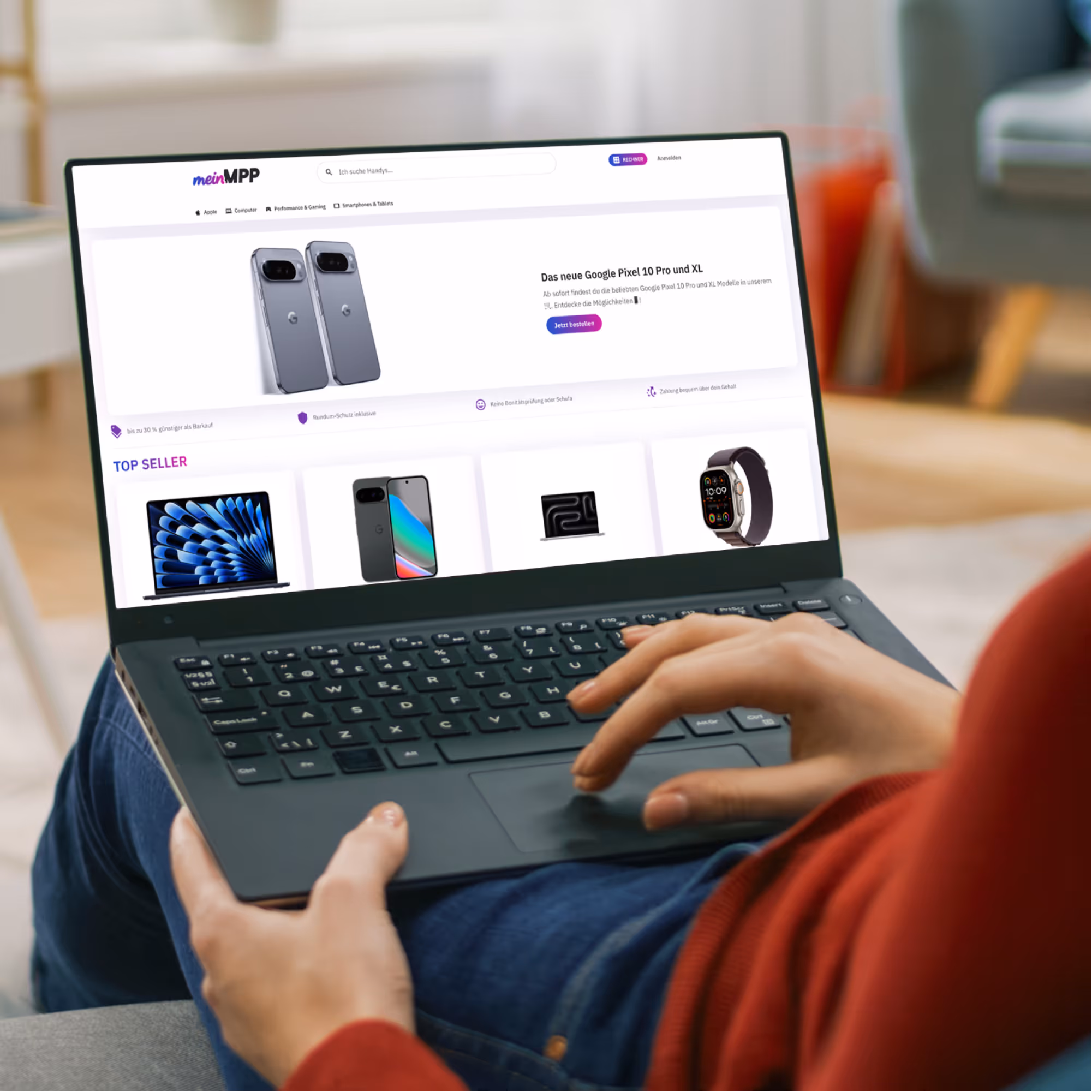 Eine Person sitzt Zuhause auf der Couch und hat einen Laptop auf dem Schoß. Auf dem Bildschirm des Laptops sieht man den Online-Shop von meinMPP.